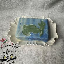 Load image into Gallery viewer, Vintage White Ceramic Soap Dish Tray with Raised Rose Garden Pattern