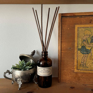 Reed diffuser: 4 ounce bottle with brown reeds